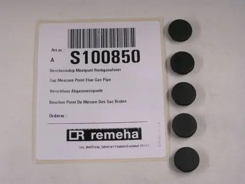 Schwarze Messstopfen auf einer beschrifteten Verpackung von Remeha. Die Stopfen sind rund und flach, angeordnet in einer Reihe.